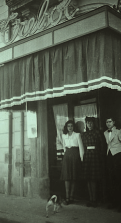Exterior i interior de l’antic «Bar Trébol», amb l’Albert Esteve –ben acompanyat i uniformat de cambrer– a la porta, i la representació de l’emblemàtic trèvol de quatre fulles que, segons que diuen, dóna sort