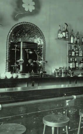 Exterior i interior de l’antic «Bar Trébol», amb l’Albert Esteve –ben acompanyat i uniformat de cambrer– a la porta, i la representació de l’emblemàtic trèvol de quatre fulles que, segons que diuen, dóna sort
