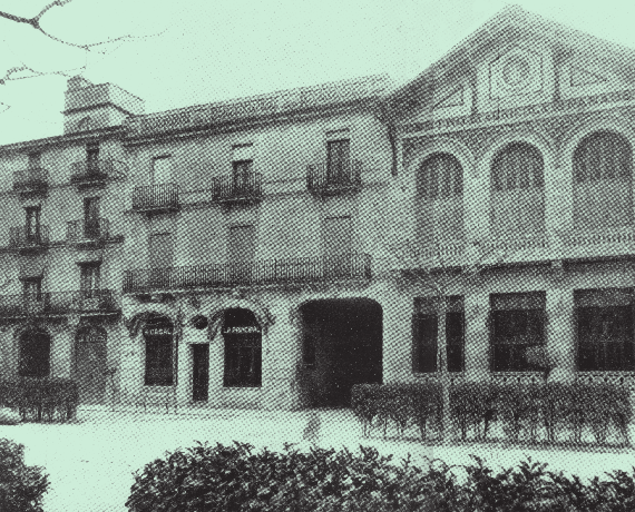 Els primers assaigs de la colla es deurien fer a l’espai afrontat amb el passatge d’Alcover, entre l’Agrícol i el Casal; és a l’edifici de l’esquerra d’aquest darrer, al tercer portal (que no es veu a la foto), on hi havia el «Bar Trébol»