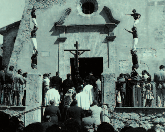 La càmera fotogràfica de l’advocat vilafranquí Lluís Mas, aleshores estudiant, va captar per a la posterioritat les imatges dels primers castells «oficials» de la colla vilafranquina: dos pilars de quatre a l’entrada de la processó, el tres de sis i el «titànic» –com fou qualificat llavors– pilar de cinc