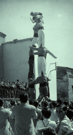 La càmera fotogràfica de l’advocat vilafranquí Lluís Mas, aleshores estudiant, va captar per a la posterioritat les imatges dels primers castells «oficials» de la colla vilafranquina: dos pilars de quatre a l’entrada de la processó, el tres de sis i el «titànic» –com fou qualificat llavors– pilar de cinc