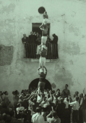 La càmera fotogràfica de l’advocat vilafranquí Lluís Mas, aleshores estudiant, va captar per a la posterioritat les imatges dels primers castells «oficials» de la colla vilafranquina: dos pilars de quatre a l’entrada de la processó, el tres de sis i el «titànic» –com fou qualificat llavors– pilar de cinc