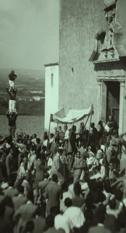 A la veïna població penedesenca, l’actuació fou pròdiga en castells: un parell de pilars de quatre a l’entrar la processó a l’església parroquial (fem notar que encara no s’havia edificat la Rectoria actual), l’esmentat quatre de sis i una torre de cinc –probablement neta– a la cercavila