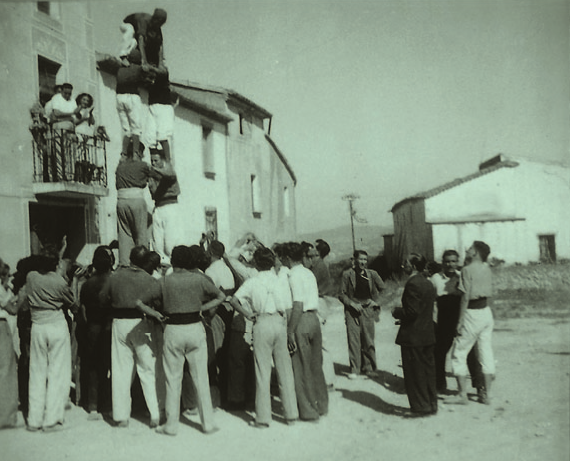 A la veïna població penedesenca, l’actuació fou pròdiga en castells: un parell de pilars de quatre a l’entrar la processó a l’església parroquial (fem notar que encara no s’havia edificat la Rectoria actual), l’esmentat quatre de sis i una torre de cinc –probablement neta– a la cercavila