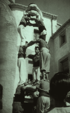 Al tres de sis de La Granada podem identificar prou bé l’Oriol Rossell –a segons– i l’Artur de Sangenís –a terços–, així com la famosa faixa verda, més clara que les altres, del Josep Sabaté, a qui hom coneixia, castellerament parlant, com el Papitu de la faixa verda; el pilar de cinc –parat pel Jan Julivert al segon pis– deuria ser, tot ell, vendrellenc; i a les fotos del pilar de quatre es fa evident la salutació «a la romana», com era costum en aquella època de la postguerra immediata (fotos Lluís Mas, col·lecció família Rossell).