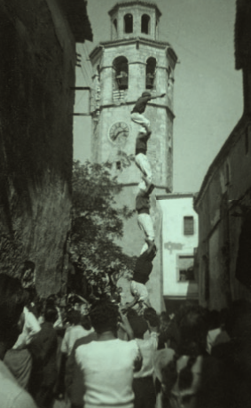 Al tres de sis de La Granada podem identificar prou bé l’Oriol Rossell –a segons– i l’Artur de Sangenís –a terços–, així com la famosa faixa verda, més clara que les altres, del Josep Sabaté, a qui hom coneixia, castellerament parlant, com el Papitu de la faixa verda; el pilar de cinc –parat pel Jan Julivert al segon pis– deuria ser, tot ell, vendrellenc; i a les fotos del pilar de quatre es fa evident la salutació «a la romana», com era costum en aquella època de la postguerra immediata (fotos Lluís Mas, col·lecció família Rossell).