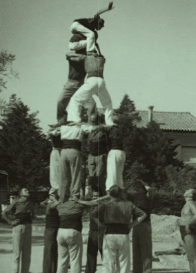 Tres instantànies de la miniexhibició a Coma-ruga; a peu de pinya del quatre de cinc net –amb eslip de bany com a única indumentària– hi podem distingir el Pepet Vallès; la torre de cinc i el pilar de quatre també van formar part de l’actuació