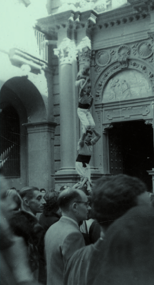 L’atlètic Valletbò sosté el pilar de quatre a l’entrada del pelegrinatge de la Romeria vilafranquina a la basílica del monestir de Montserrat
