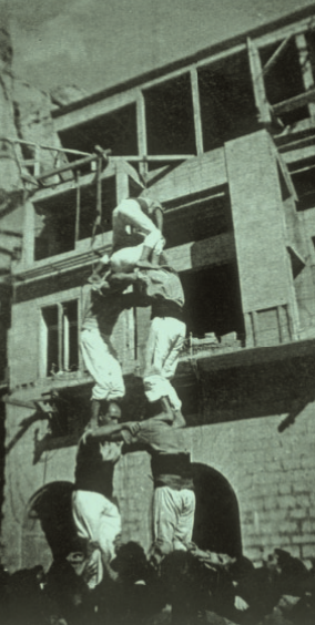 La torre de cinc i el pilar de quatre a la plaça montserratina