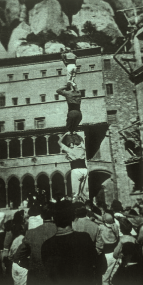 La torre de cinc i el pilar de quatre a la plaça montserratina