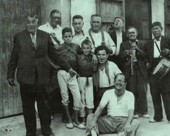 Castellers (vendrellencs) i grallers al Pla del Penedès; assegut a terra hi veiem Pere Galofré Tarrida, Peret del Pla, qui, posteriorment, havia tocat manta vegada amb els Castellers de Vilafranca (fotografia cedida pel seu fill, Pere Galofré Vidal).
