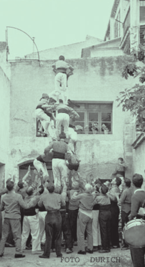 El corraló del darrere del bar d’El Coro, que dóna al carrer de la Palma, fou durant força anys l’escenari de múltiples assaigs; aquesta imatge reporta l’intent d’un tres de sis net que no va arribar a plec de bé