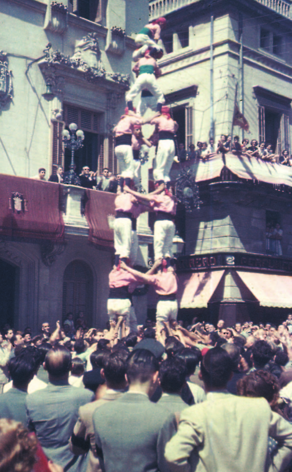 El primer castell de set pisos, en color, dels Castellers de Vilafranca: el quatre de set del 31 d’agost del 1950; cal fer notar que els menuts del pom de dalt ja havien pres exemple del Papitu de la faixa verda