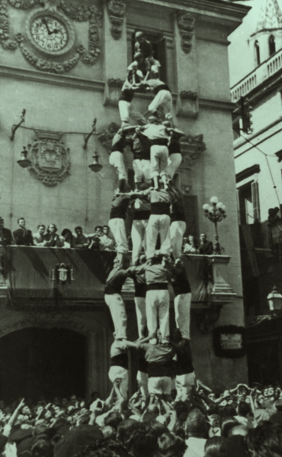 El quatre de vuit descarregat pels Nens del Vendrell en la diada de Sant Fèlix del 1950, amb l’Oriol Rossell parant a segons a la banda de baix