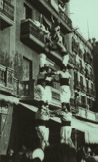 El cartell anunciador de les festes de la parròquia de Nostra Senyora del Pilar del 1950; i, a sota, un dels castells realitzats a la part alta del barri barceloní de l’Eixample