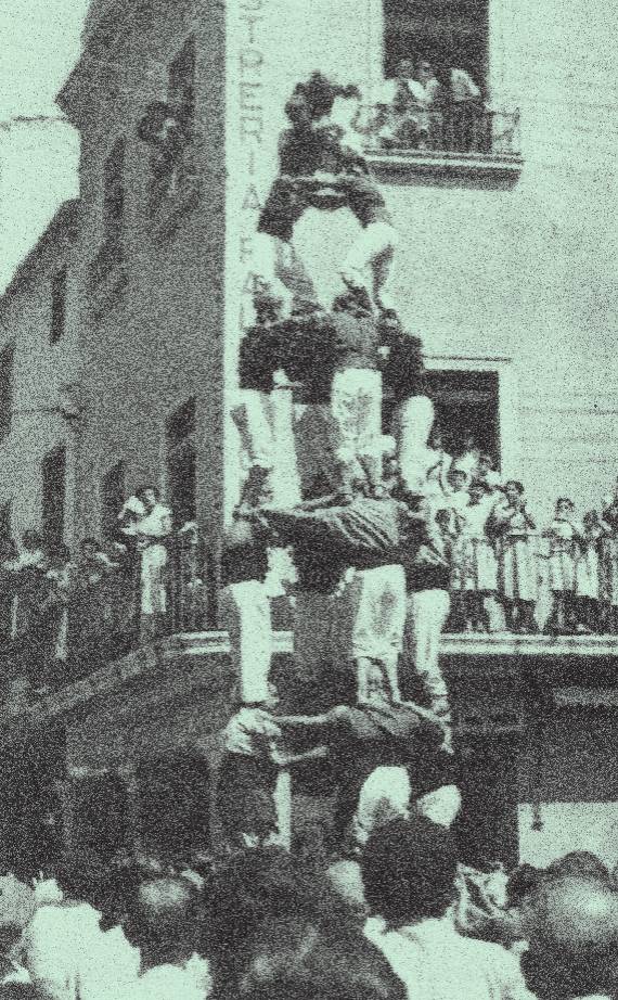 El quatre de set amb l’agulla al mig fou el màxim castell que realitzaren els Castellers de Vilafranca en els seus primers nou anys de vida. La fotografia reporta el que van carregar, a la nostra vila, el 31 d’agost del 1953. Al cap de gairebé un any, el descarregarien a Vilanova i la Geltrú