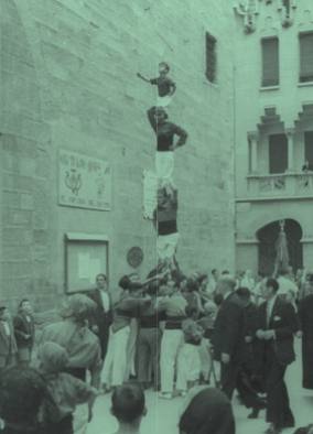 Quatre imatges de l’actuació a la Festa Major d’Igualada del 1954: el pilar de quatre a l’Entrada d’Ofici i el quatre de set, el tres de set i la torre de sis a la plaça de l’Ajuntament