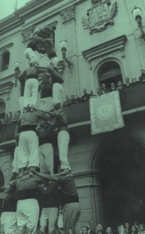 Quatre imatges de l’actuació a la Festa Major d’Igualada del 1954: el pilar de quatre a l’Entrada d’Ofici i el quatre de set, el tres de set i la torre de sis a la plaça de l’Ajuntament
