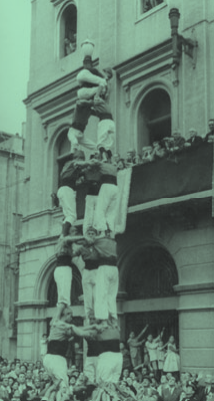 Quatre imatges de l’actuació a la Festa Major d’Igualada del 1954: el pilar de quatre a l’Entrada d’Ofici i el quatre de set, el tres de set i la torre de sis a la plaça de l’Ajuntament