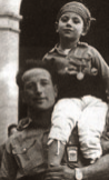 El Pep de la Llet –un dels controvertits protagonistes de la Festa Major vilafranquina del 1955– sosté damunt l’espatlla un enxaneta de la Vella dels Xiquets de Valls, la seva colla (Món Casteller).
