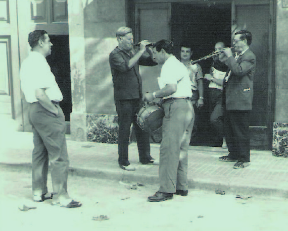 Toc de Matinades davant de la licoreria de la família Cusiné, a la Rambla petita vilafranquina