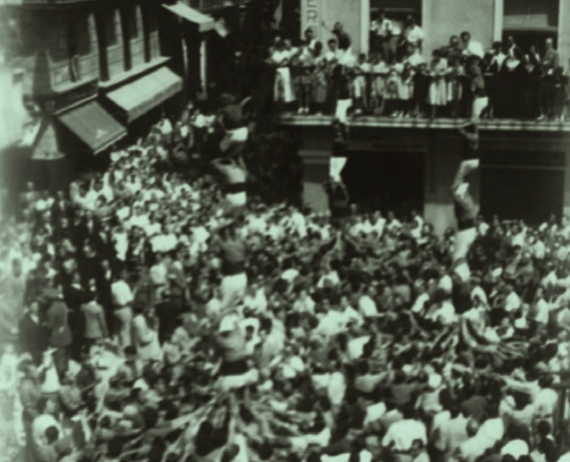 Pilars de comiat de les tres colles presents a la plaça més castellera, el 30 d’agost del 1955
