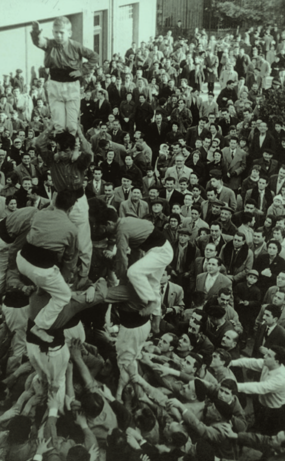 El quatre de sis amb l’agulla descarregat a la diada de Sant Raimon del 1956, en la que va ser la darrera actuació dels Castellers de Vilafranca en la seva primera etapa. Haurien de passar setze llargs mesos per tornar a veure’ls a la palestra