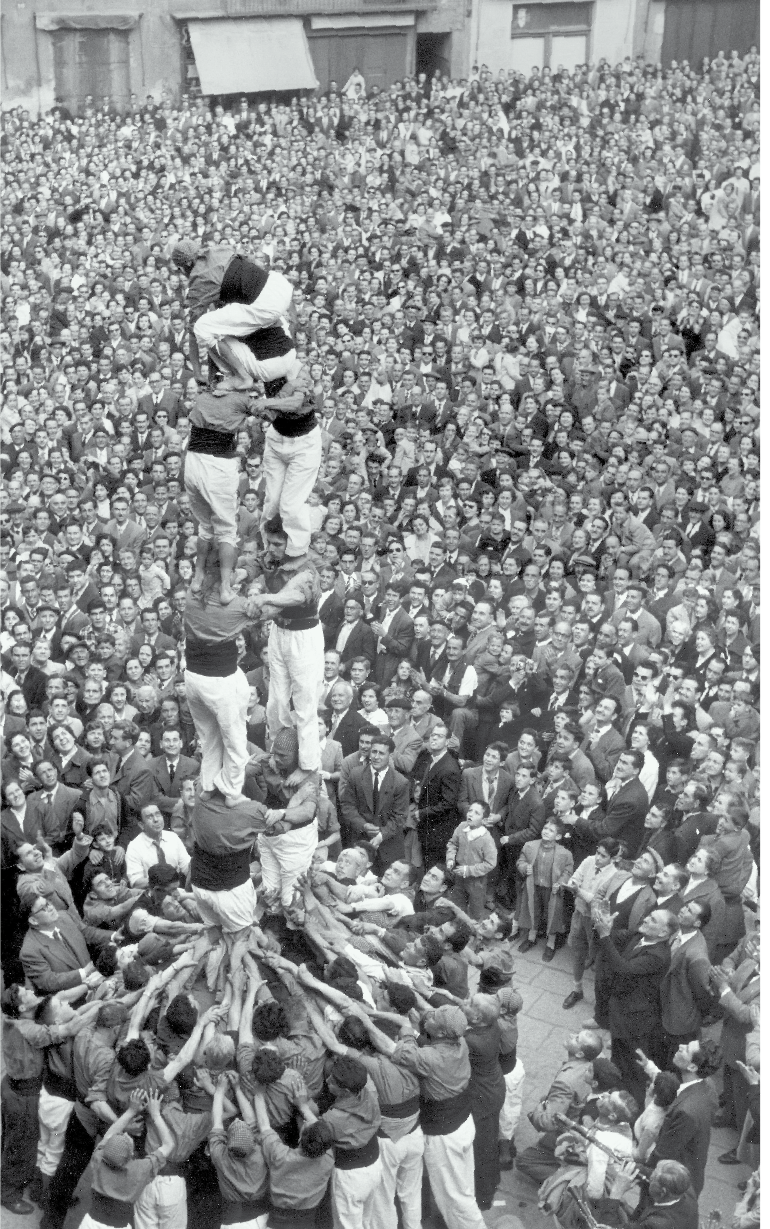 La primera torre de sis, amb camises verdes, fou aixecada a Manresa, el 5-V-1957 (fons Castellers de Vilafranca).