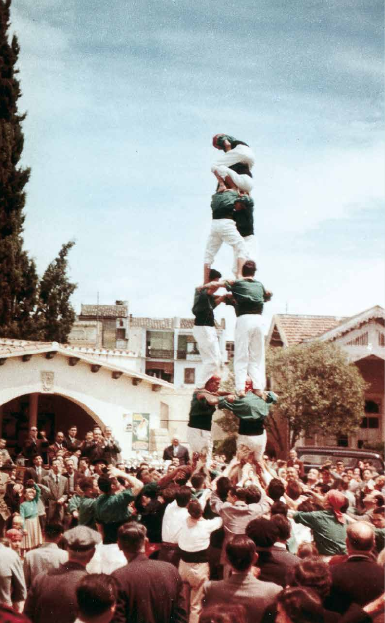El primer castell vilafranquí, amb camises de color verd, aixecat a Vilafranca, fou probablement aquest tres de sis plantat al Tívoli, per les Fires de Maig del 1957 (foto: Josep Galofré i Tomàs).