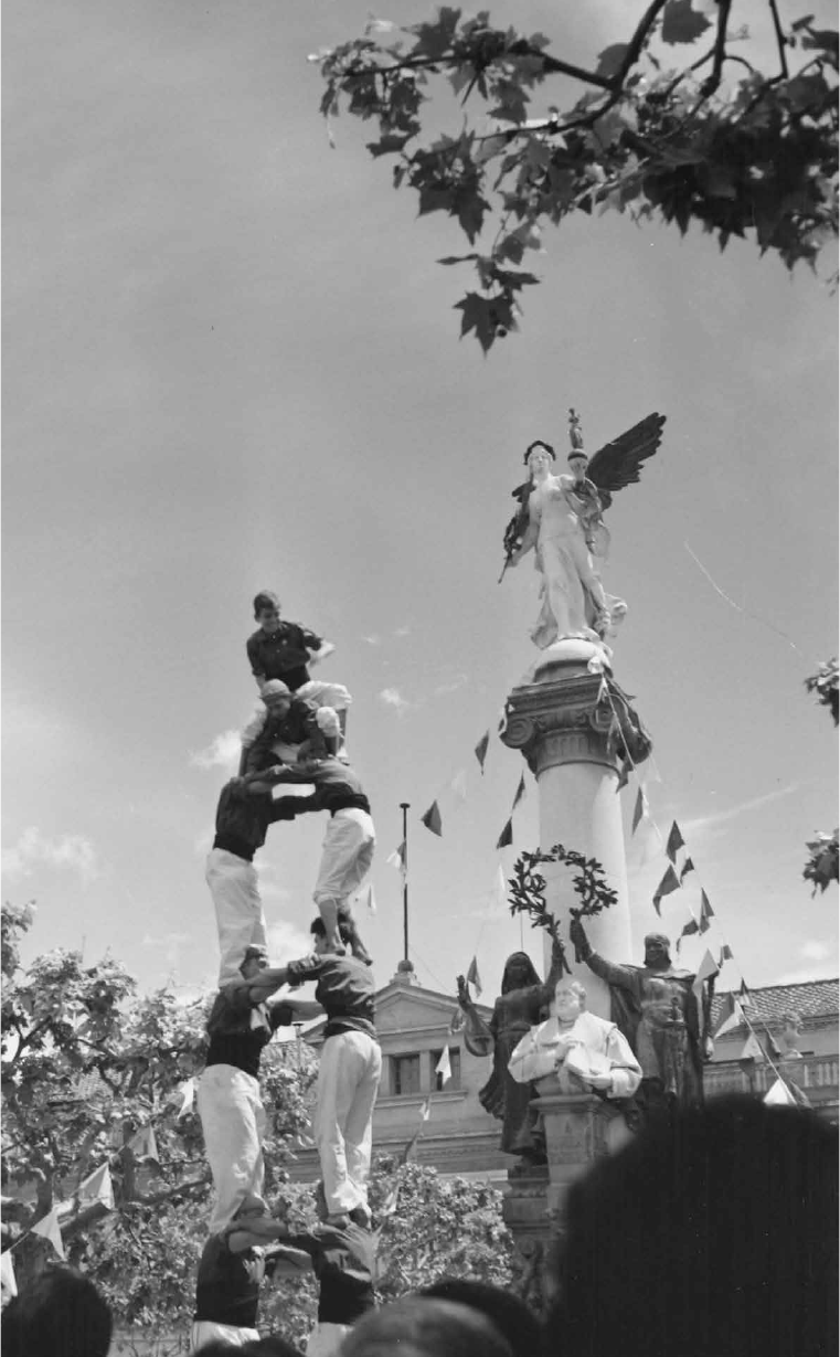 La primera torre de sis a Vilafranca per les Fires de Maig del 1957 (ACAP, fons Mestres Hero).