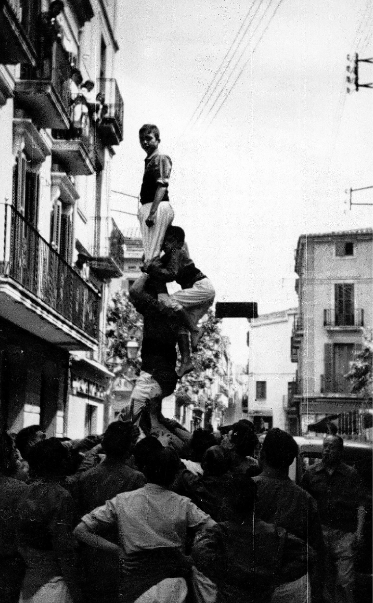 Pilar al carrer de Sant Pere, davant del popular Bar Chiquilín, que fou un dels focus d’atenció en la gestació de la revifalla dels Castellers de Vilafranca del 1957 (ACAP, fons l’Abans).
