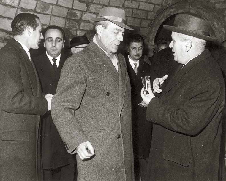 El marquès de Castell-Florite, Joaquín Buxó-Dulce y Abaigar, amb l’alcalde Guilamany, al Museu del Vi de Vilafranca, poc temps després de la refundació de la colla dels Castellers de Vilafranca (col·lecció Manuel Guilamany).