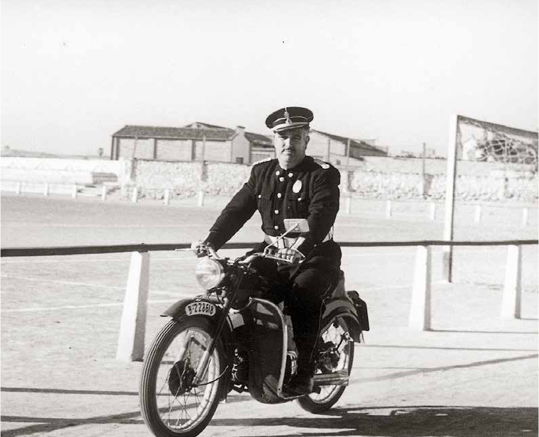 Eustaqui Parrilla amb la seva inseparable moto -una Guzzi- en la qual havien anat, de paquet, tant el Ramonet com el Melilla (col·lecció Paquita Parrilla).