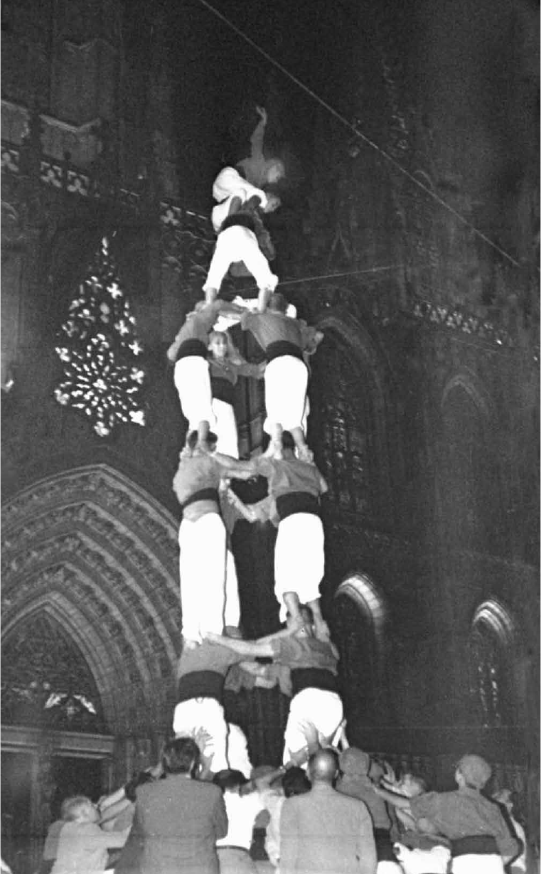 El quatre de set vilafranquí davant la catedral de Barcelona en la «nit bella» de la vigília de la festa de la Mare de Déu de la Mercè de l’any 1957 (ACAP, fons Durich).