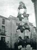 Un quatre de set coronat a Sant Sadurní d'Anoia als anys 50, sense que poguem precisar quina colla el va fer (fotografía facilitada per Salvador Llorach, publicada a la revista La Gárgola , núm 10, any 1999, que il·lustrava un article de Pere Ferrando).