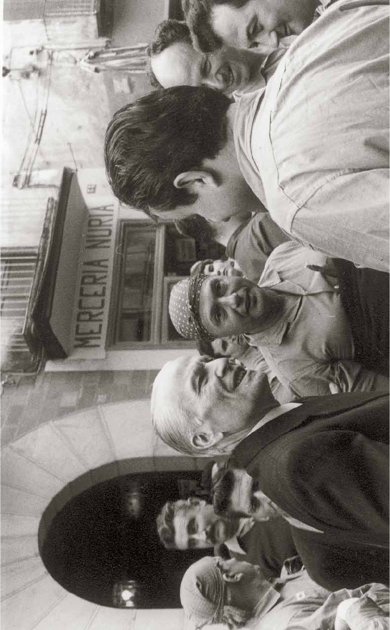 Els dos protagonistes d’una polèmica amistosa: l’Emili Miró i l’Oriol Rossell, amb el cap de colla Lluís Giménez, envoltats tots tres d’altres castellers, a Martorell, el 26-IV-1970 (col·lecció Francesc Mallofré).