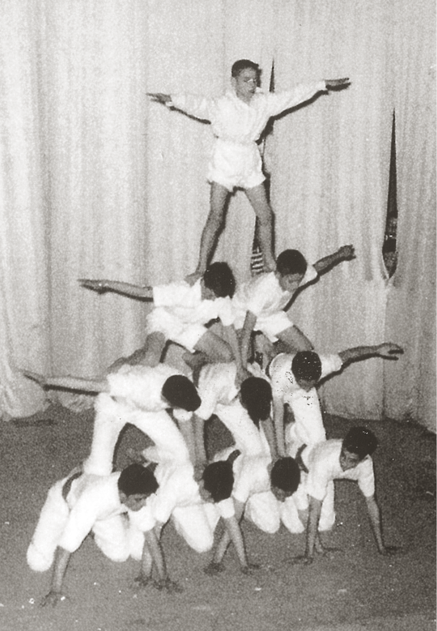 Els nounats Falconers de Vilafranca el dia de la seva presentació a l’escenari del saló teatre del Casino (col·lecció Josep Palazón).