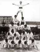 Actuació dels Falcons vilafranquins al pati del Col·legi de Santa Anna el 27-III-1960 (col·lecció Josep Palazón).