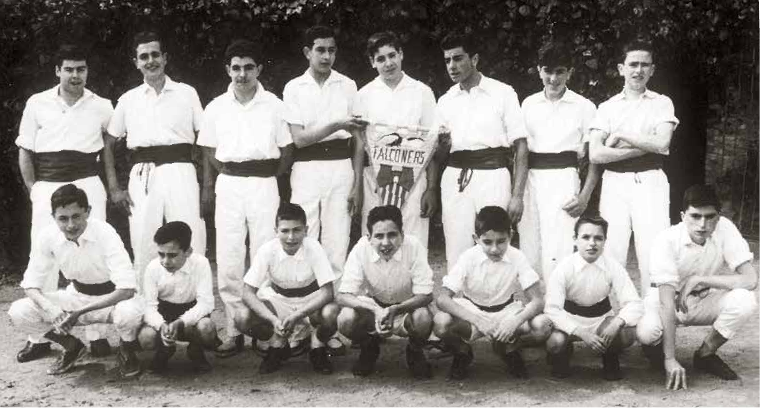 Els 15 fundadors dels Falconers de Vilafranca, amb el banderí, el 27-III-1960