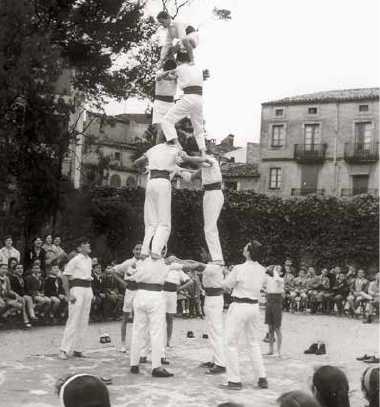 Presentació del banderí de la Colla de Falcons el 13-III-1960 i actuació al pati del Col·legi de Santa Anna el 27-III-1960