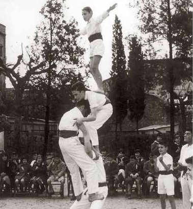 Presentació del banderí de la Colla de Falcons el 13-III-1960 i actuació al pati del Col·legi de Santa Anna el 27-III-1960