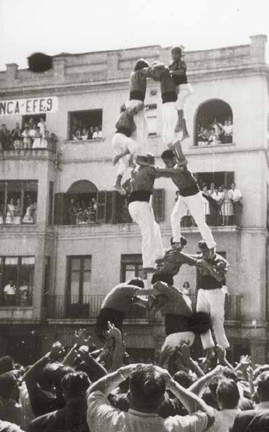 Intent de torre de set el 31-VIII-1960. Segons les anotacions de Josep Miret al dors, hi intervingueren els següents castellers: baixos: Xedes, Cami; segons: Mènec, Boada; terços: Batet, Hill I; quarts: Garcelló, Gimenall; dosos: ?; aixecador: Montoya; enxaneta: Melilla (col·lecció Josep Miret).