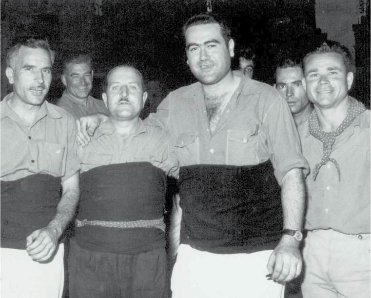 El cap de colla Pedrola envoltat de castellers veterans: Joan Bolet, Josep Soler, Frederic Camí, Pedro Giménez...