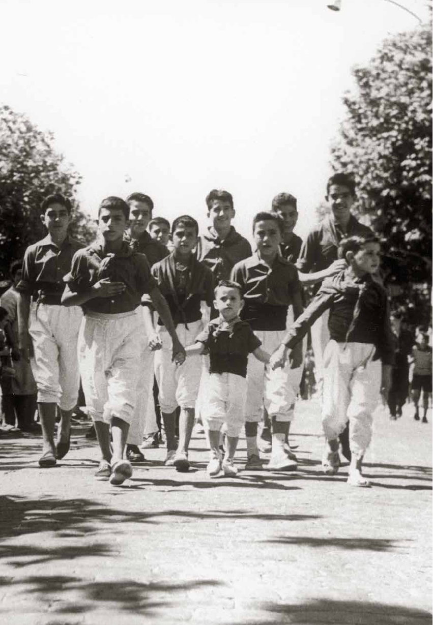 Canalla de la colla desfilant per la Rambla a començament dels anys 60. La foto porta al dors aquesta dedicatòria: «Pas segur i mirada ferma. Ja es veu que series un gran cap de colla»; signat: Ricard (col·lecció Francesc Moreno).
