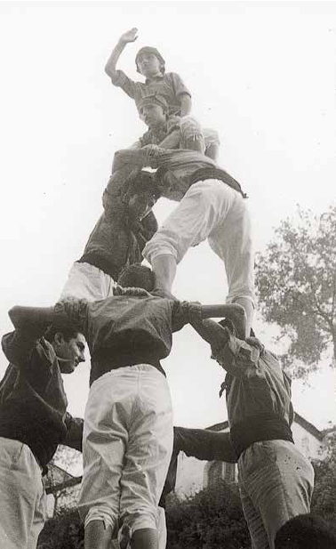 Fotografies diverses de l’actuació a Pontons, el 20-VIII-1961: quatre de sis a la plaça de l’Ajuntament, amb alguns nois de les colònies de Penyafort a prop de la pinya (del llibre Pontons: Imatges d’abans d’ahir, 1895-1975, de Joan Casellas i Casanovas); el Garcelló, el Ramonet i el Melilla van clavar el pilar de quatre a la carretera de Vilafranca; un altre quatre de sis davant del Centre Parroquial; i un altre pilar de quatre al pati de Cal Federico, del barri del Planot, on estiuejaven les famílies Galofré-Mestre i Pausas-Mas; Fèlix Estadella, Feis, que para a segons, treballava a la botiga de cal Galofré, a la Parellada vilafranquina, el Josep va al terç i el Melilla fa l’aleta