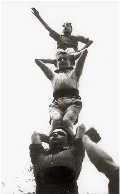 Fotografies diverses de l’actuació a Pontons, el 20-VIII-1961: quatre de sis a la plaça de l’Ajuntament, amb alguns nois de les colònies de Penyafort a prop de la pinya (del llibre Pontons: Imatges d’abans d’ahir, 1895-1975, de Joan Casellas i Casanovas); el Garcelló, el Ramonet i el Melilla van clavar el pilar de quatre a la carretera de Vilafranca; un altre quatre de sis davant del Centre Parroquial; i un altre pilar de quatre al pati de Cal Federico, del barri del Planot, on estiuejaven les famílies Galofré-Mestre i Pausas-Mas; Fèlix Estadella, Feis, que para a segons, treballava a la botiga de cal Galofré, a la Parellada vilafranquina, el Josep va al terç i el Melilla fa l’aleta
