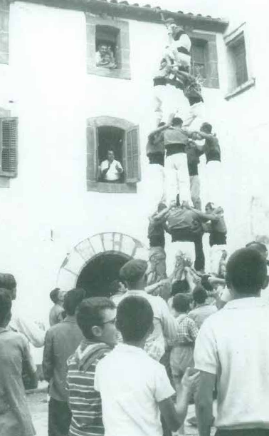 Fotografies diverses de l’actuació a Pontons, el 20-VIII-1961: quatre de sis a la plaça de l’Ajuntament, amb alguns nois de les colònies de Penyafort a prop de la pinya (del llibre Pontons: Imatges d’abans d’ahir, 1895-1975, de Joan Casellas i Casanovas); el Garcelló, el Ramonet i el Melilla van clavar el pilar de quatre a la carretera de Vilafranca; un altre quatre de sis davant del Centre Parroquial; i un altre pilar de quatre al pati de Cal Federico, del barri del Planot, on estiuejaven les famílies Galofré-Mestre i Pausas-Mas; Fèlix Estadella, Feis, que para a segons, treballava a la botiga de cal Galofré, a la Parellada vilafranquina, el Josep va al terç i el Melilla fa l’aleta