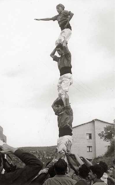 Fotografies diverses de l’actuació a Pontons, el 20-VIII-1961: quatre de sis a la plaça de l’Ajuntament, amb alguns nois de les colònies de Penyafort a prop de la pinya (del llibre Pontons: Imatges d’abans d’ahir, 1895-1975, de Joan Casellas i Casanovas); el Garcelló, el Ramonet i el Melilla van clavar el pilar de quatre a la carretera de Vilafranca; un altre quatre de sis davant del Centre Parroquial; i un altre pilar de quatre al pati de Cal Federico, del barri del Planot, on estiuejaven les famílies Galofré-Mestre i Pausas-Mas; Fèlix Estadella, Feis, que para a segons, treballava a la botiga de cal Galofré, a la Parellada vilafranquina, el Josep va al terç i el Melilla fa l’aleta