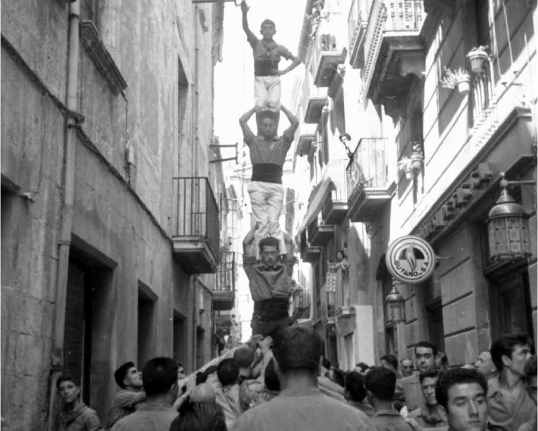 Un pilar de quatre d’entrada a la plaça que deu ser dels anys 1961 o 1962, ja que hi veiem Carles Domènech dirigint les operacions (ACAP, fons Durich).
