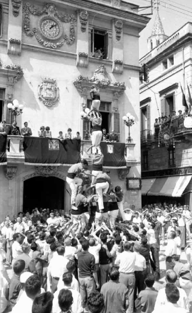 Un quatre de set amb l’agulla, probablement el 31-VIII-1961; el cap de la policia local Eustaqui Parrilla en pren bona nota des del balcó (ACAP, fons Durich).